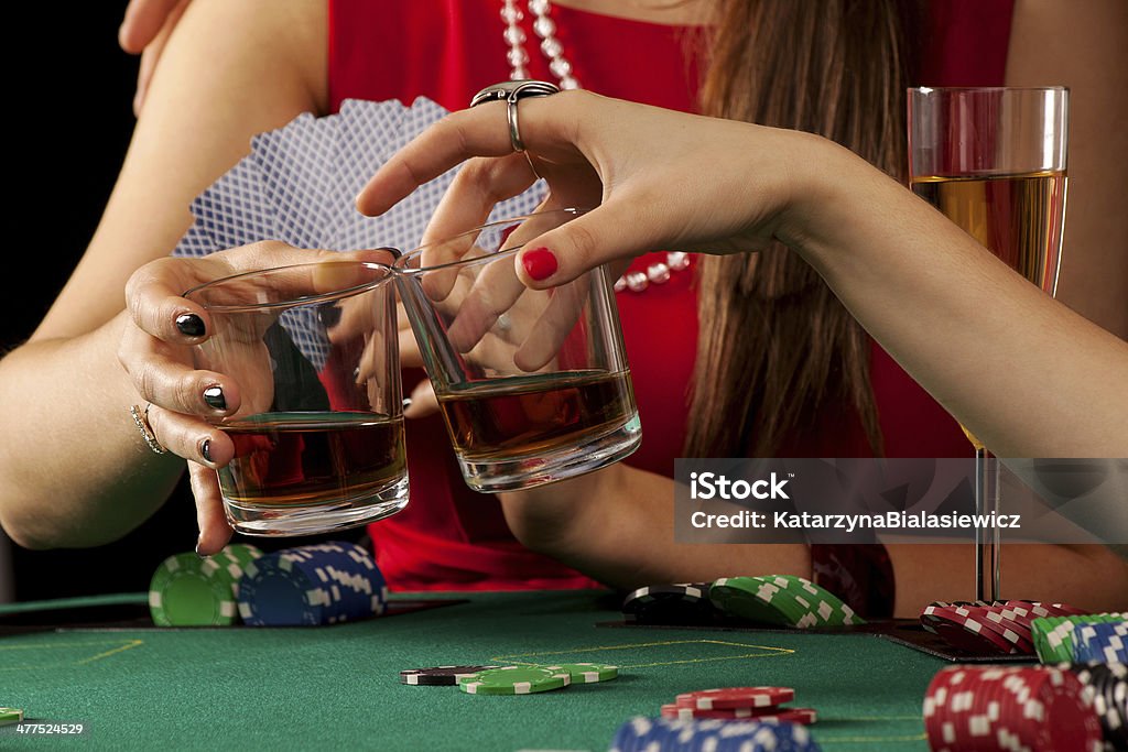 Женский виски тост - Стоковые фото Покер роялти-фри