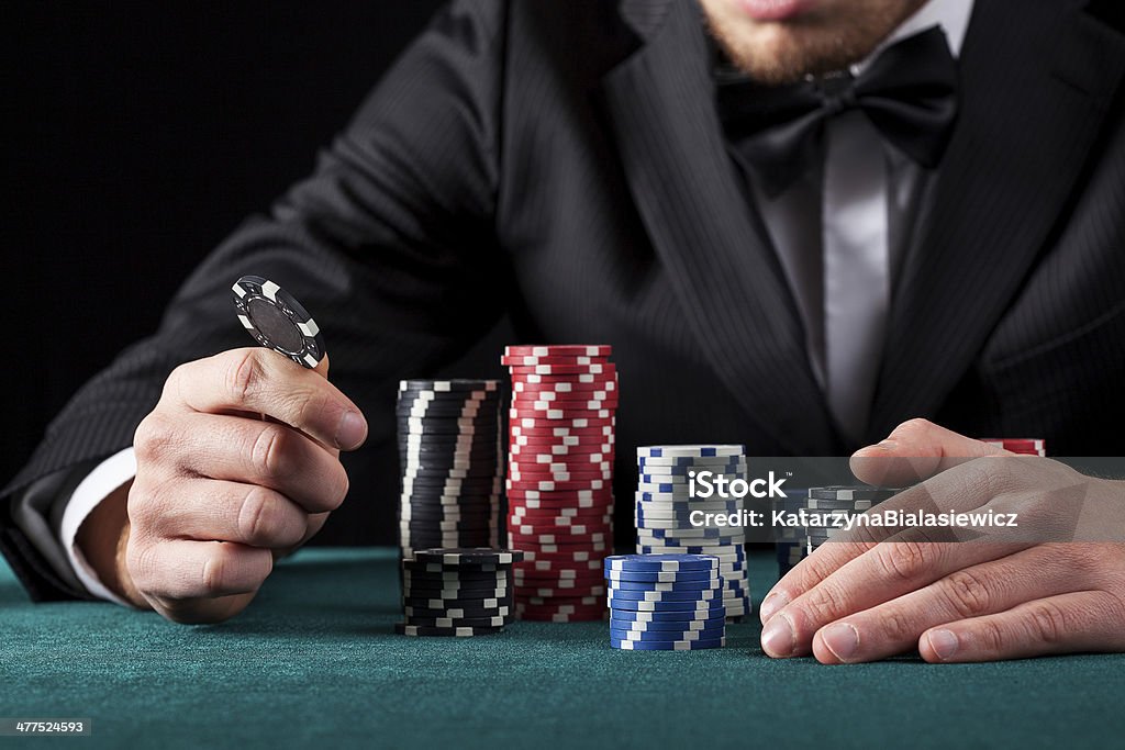 Casinò gambler con trucioli - Foto stock royalty-free di Abbigliamento formale