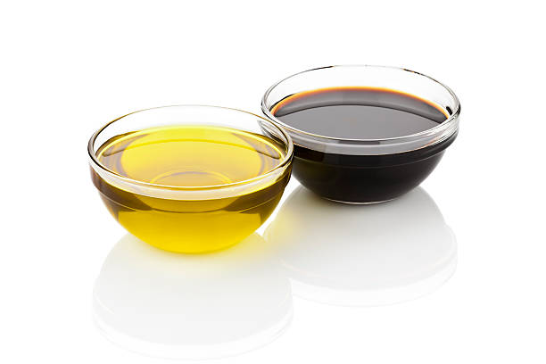 оливковым маслом и бальзамическим уксусом в стеклянной чаши - salad dressing condiment cooking oil glass стоковые фото и изображения