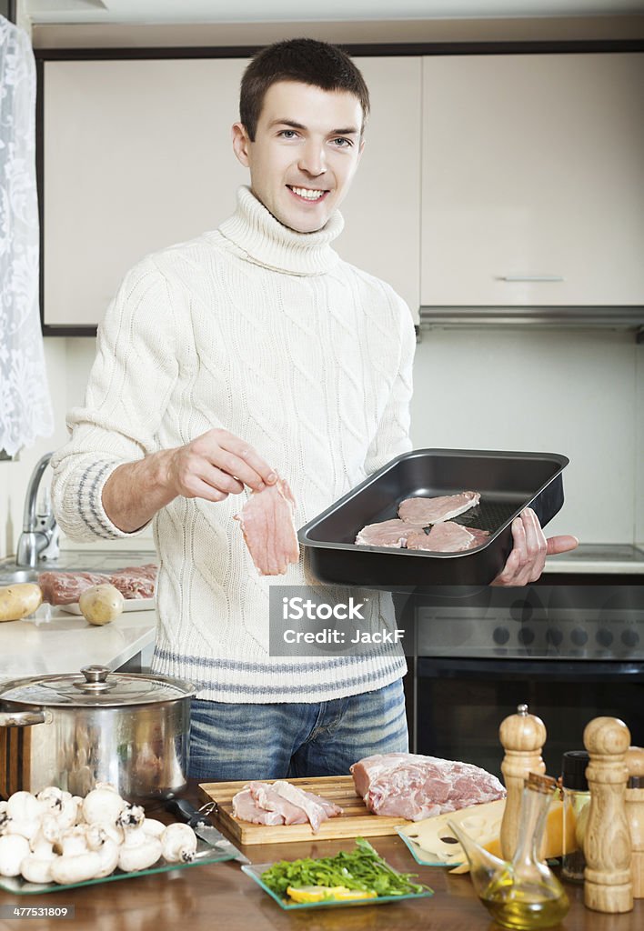 Mann Kochen Fleisch - Lizenzfrei Backblech Stock-Foto