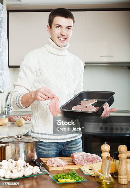 Mann Kochen Fleisch Stockfoto und mehr Bilder von Backblech - Backblech, Ein Mann allein, Eine Person