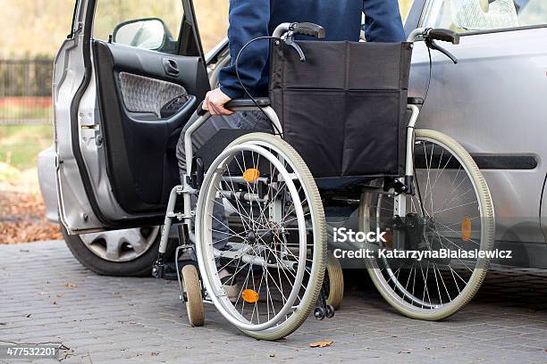 Conductor En Silla De Ruedas Foto de stock y más banco de imágenes de Accidente de automóvil - Accidente de automóvil, Conducir, Diversidad funcional