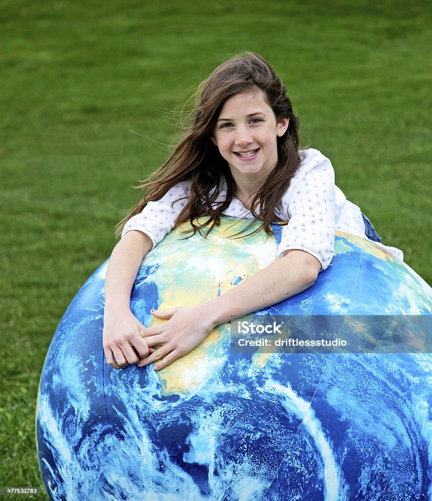 Linda chica en el globe ball in backyard - Foto de stock de Cambio climático libre de derechos