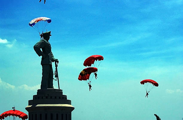soldados da indonésia - skydiving parachute parachuting taking the plunge - fotografias e filmes do acervo