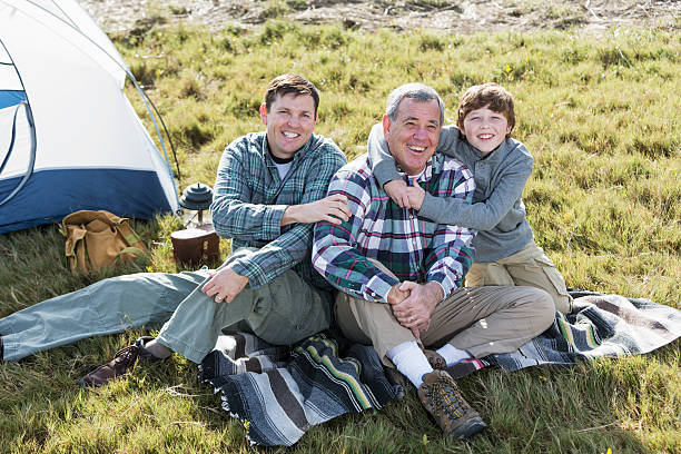 três gerações de acampamento - camping tent offspring 60s imagens e fotografias de stock