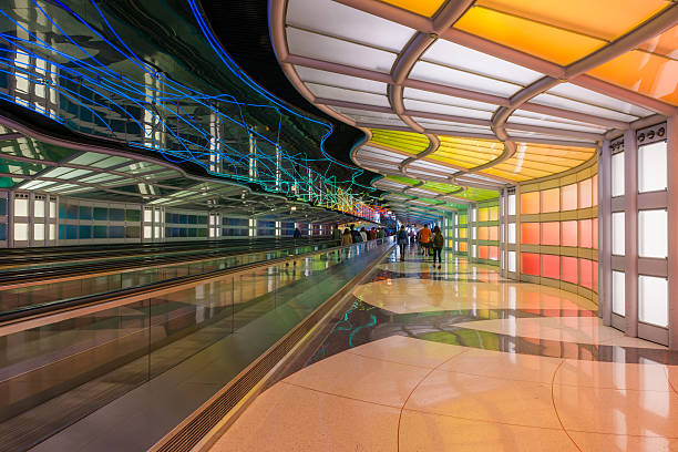 tunnel de passagers - airport usa business ohare airport photos et images de collection