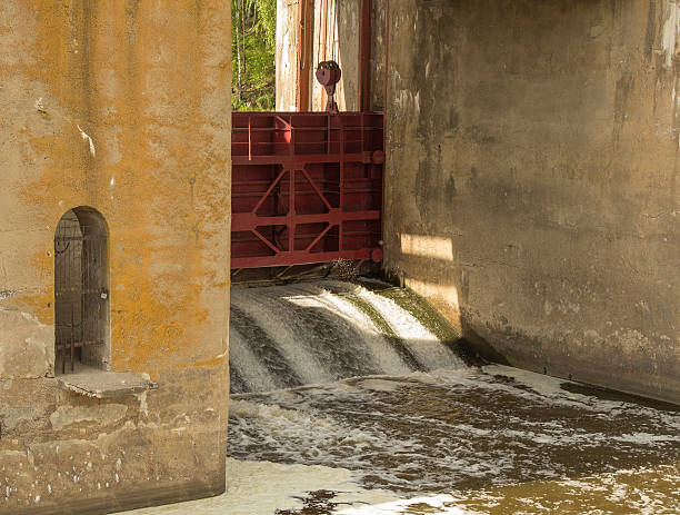 ворота до плотины - flowing river water dam стоковые фото и изображения
