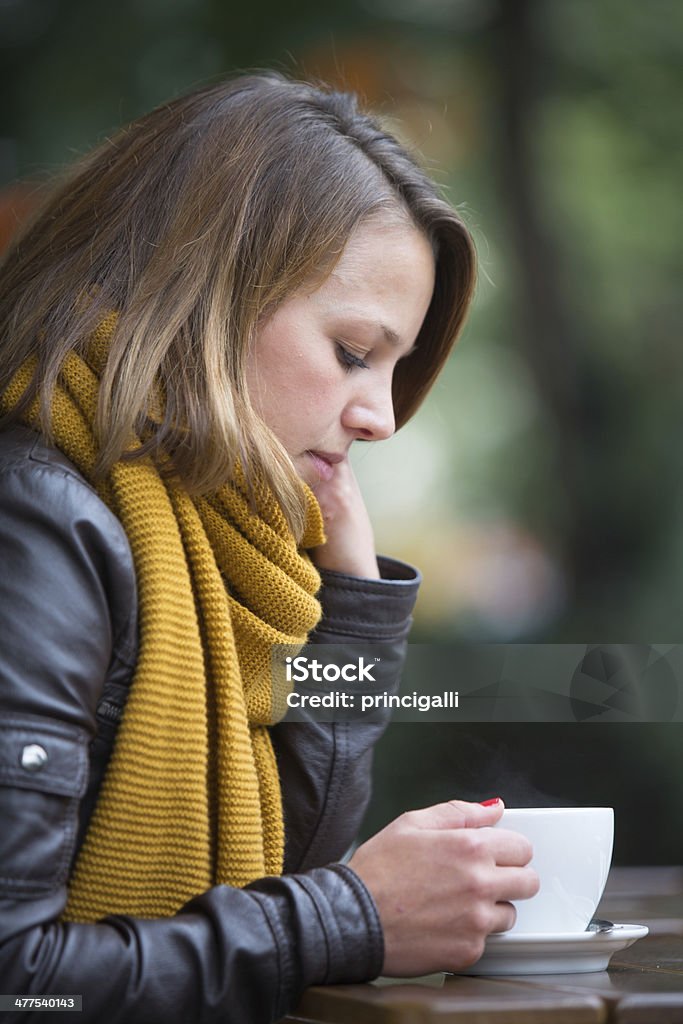 Traurige Frau im Café - Lizenzfrei Abgeschiedenheit Stock-Foto