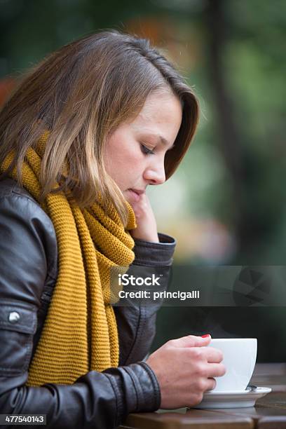 Traurige Frau Im Café Stockfoto und mehr Bilder von Abgeschiedenheit - Abgeschiedenheit, Abwarten, Attraktive Frau