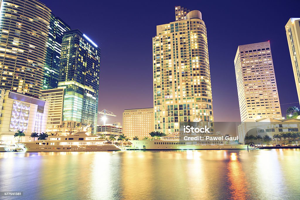 Le centre-ville de Miami la nuit - Photo de Architecture libre de droits