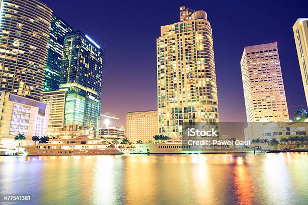 Baixa De Miami À Noite - Fotografias de stock e mais imagens de Ao Ar Livre - Ao Ar Livre, Arquitetura, Arranha-céu