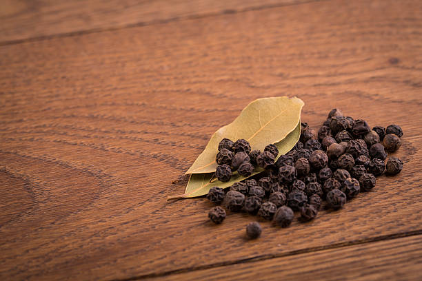 bay leaf mit paprikaschoten - directly above macro pepper black peppercorn stock-fotos und bilder