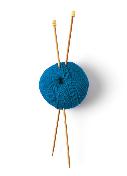 pelote de laine bleu - knitting needle photos et images de collection