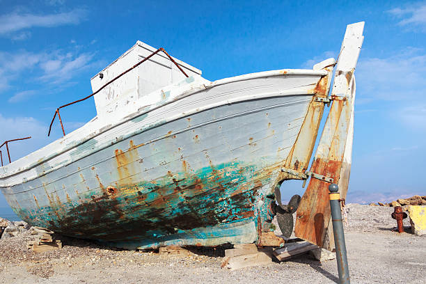 veterano de barco de pesca na ilha de kos grega mastihari bay shore - skeg imagens e fotografias de stock