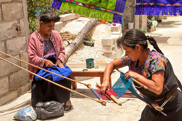 tissage de femme mexicaine traditionnelle huipil - oprah winfrey network photos et images de collection