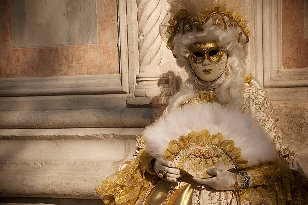carnevale di venezia 2014 - venice italy editorial mardi gras performer foto e immagini stock