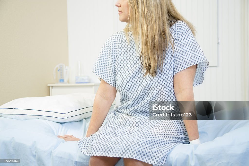 Saúde: Mulher em Consultório Médico para verificar. - Foto de stock de Mulheres royalty-free