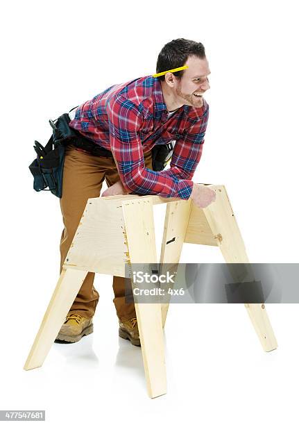 Fröhlich Carpenter Wegsehen Stockfoto und mehr Bilder von Arbeiter - Arbeiter, Berufliche Beschäftigung, Bleistift