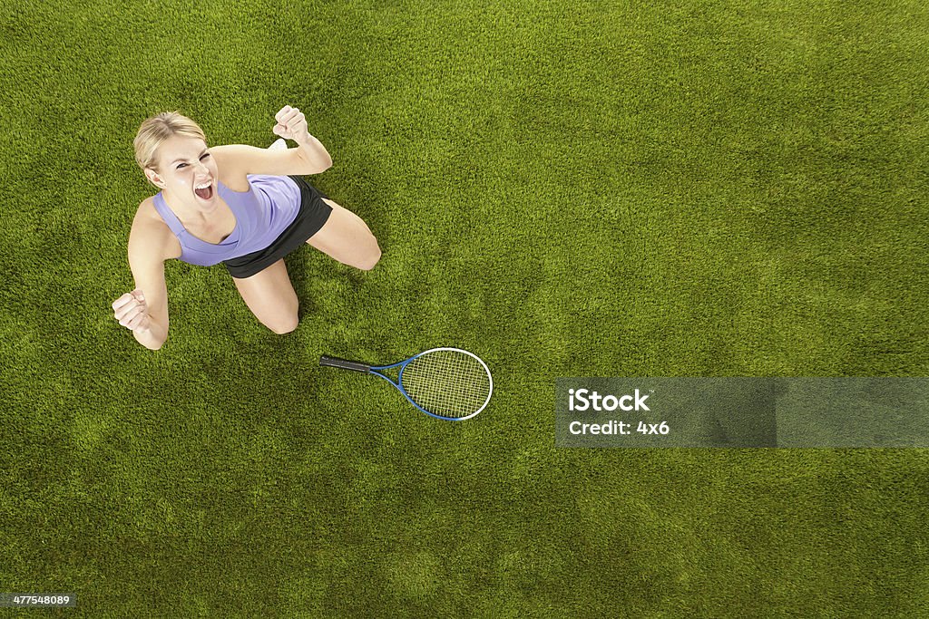 Vista dall'alto di allegro Giocatore di tennis - Foto stock royalty-free di Abbigliamento sportivo