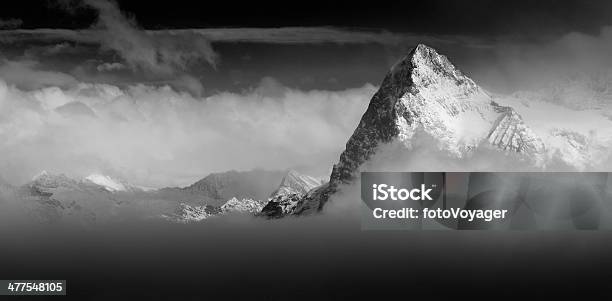 El Eiger North Face Suiza Alpes Aumentando Por Encima De Las Nubes Foto de stock y más banco de imágenes de Cara Norte - Monte Eiger