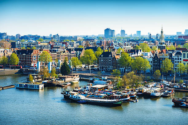 vista aérea de la ciudad de ámsterdam en un hermoso día soleado - amsterdam netherlands city skyline fotografías e imágenes de stock
