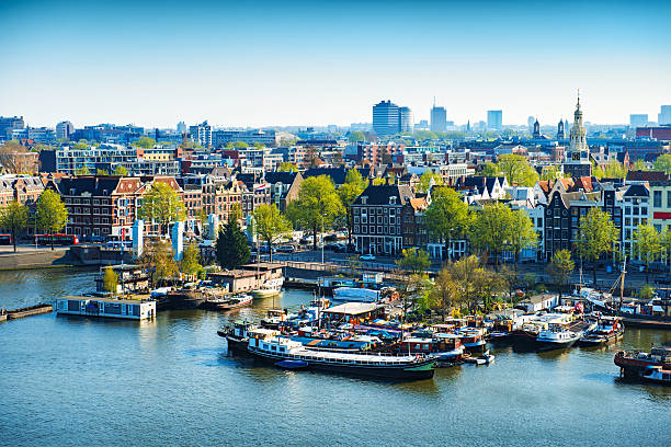 空から見たアムステルダムの街を美しい晴天の日 - amsterdam netherlands city skyline ストックフォトと画像