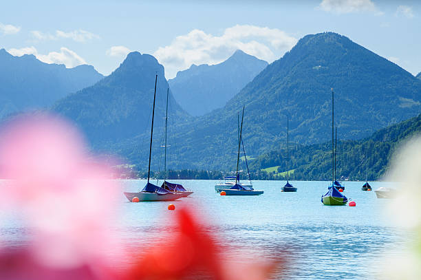 wolfgang barca sul lago, austria - lake amadeus foto e immagini stock