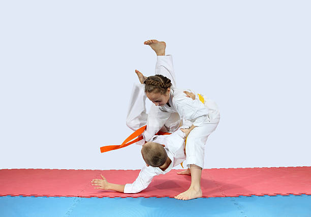 los atletas activo se pone sobre las esteras de capacitación - karate child judo belt fotografías e imágenes de stock