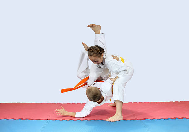 ativa os atletas estão treinando jogando nas esteiras - karate child judo belt - fotografias e filmes do acervo