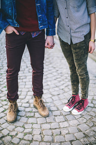 trzymać się za ręce - couple old fashioned hipster holding hands zdjęcia i obrazy z banku zdjęć