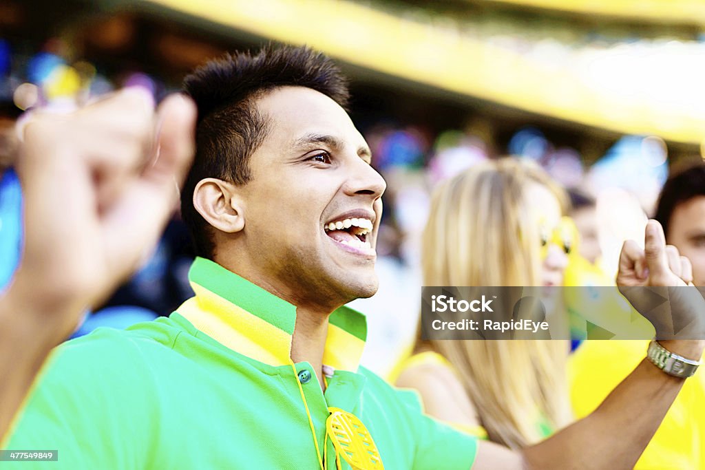 ブラジル人では、彼のチームのプレー - 2014年のロイヤリティフリーストックフォト