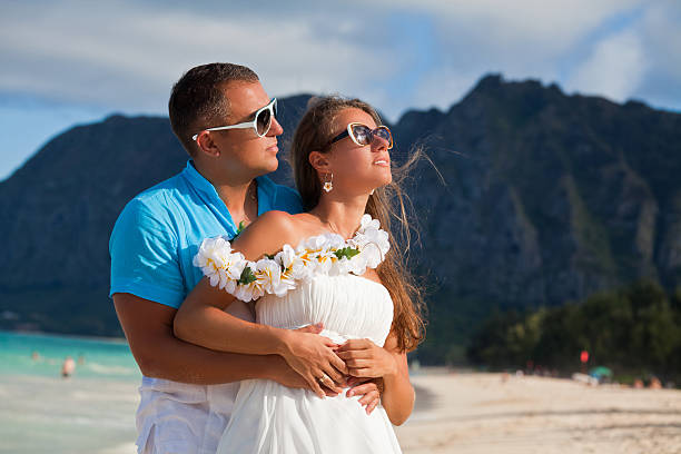 casal apaixonado, romântica de férias - women hawaii islands beach beauty in nature imagens e fotografias de stock