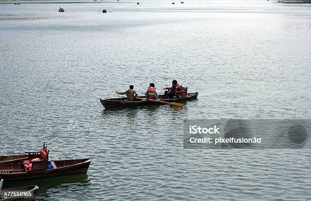 Personen Die Im Meer Mit Boot Stockfoto und mehr Bilder von Abenteuer - Abenteuer, Aussicht genießen, Berg