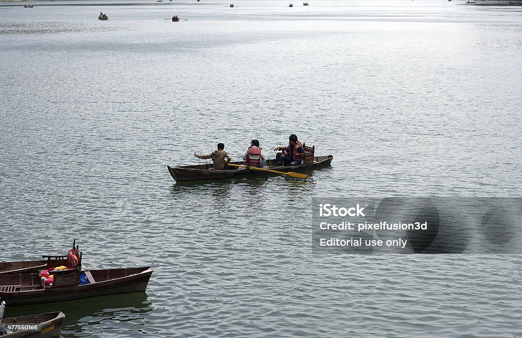 Pessoas viajando no mar usando o barco - Foto de stock de Aldeia royalty-free