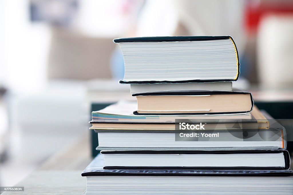 Libros sobre una mesa - Foto de stock de Libro de Texto libre de derechos