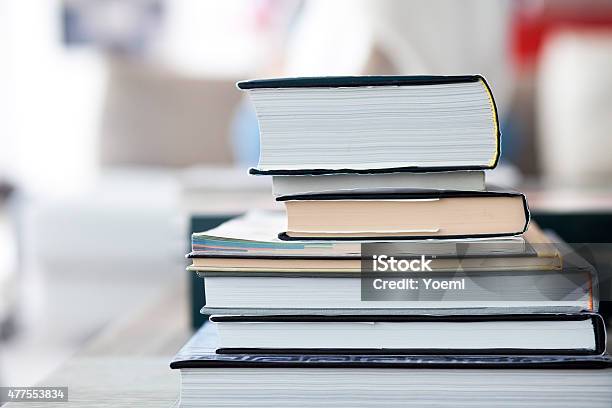 Libros Sobre Una Mesa Foto de stock y más banco de imágenes de Libro de Texto - Libro de Texto, 2015, Anticuado