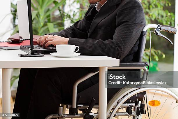 Abogado En Silla De Ruedas Foto de stock y más banco de imágenes de Accesibilidad - Accesibilidad, Adulto, Adulto joven