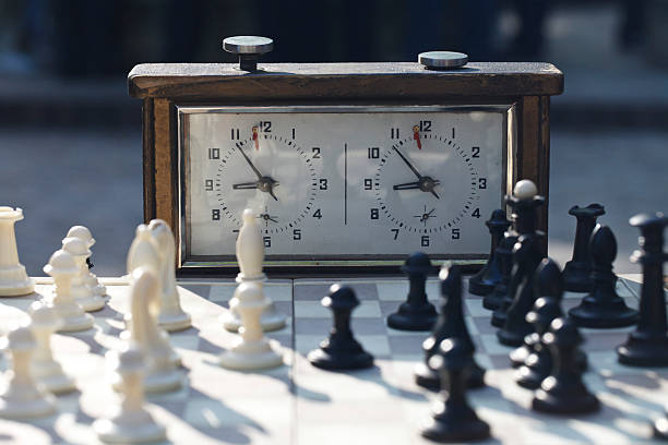 шахматы. время игры - fighting female conflict white стоковые фото и изображения