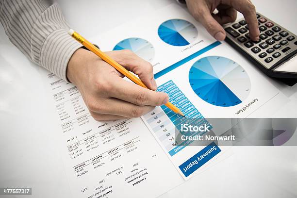 Mężczyzna Ręka Z Pióro I Biznes Raportu - zdjęcia stockowe i więcej obrazów Analizować - Analizować, Bankowość, Biznes