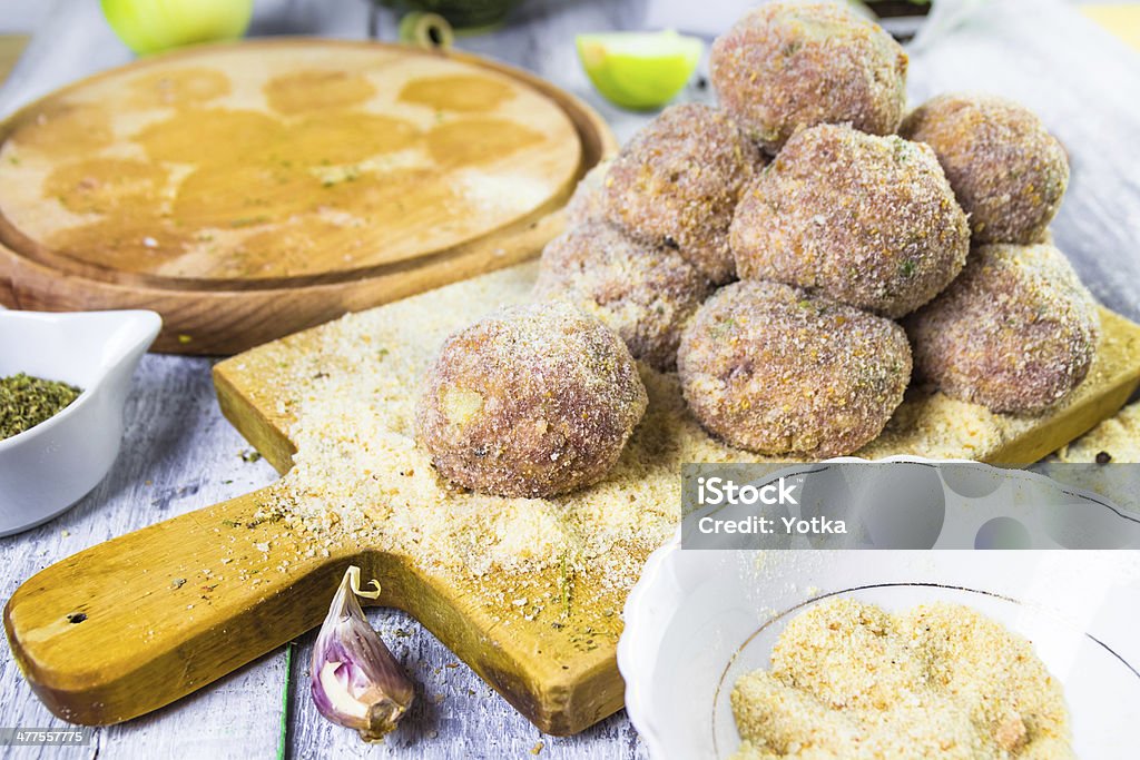 Raw Boulettes de viande de la viande hachée roulés breadcrumbs - Photo de Ail - Légume à bulbe libre de droits