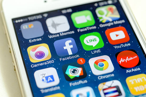 facebook und social-media-apps auf iphone 5 jahren bildschirm - pinterest social media social issues global communications stock-fotos und bilder