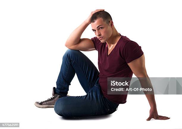 전신 슛 앉은 잘생긴 젊은 남자 바닥 18-19세에 대한 스톡 사진 및 기타 이미지 - 18-19세, 20-24세, T 셔츠