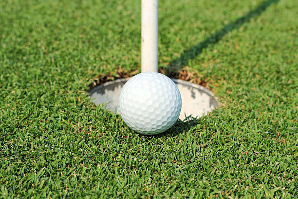 pallina da golf sul labbro foro - golf swing golf golf club chipping foto e immagini stock