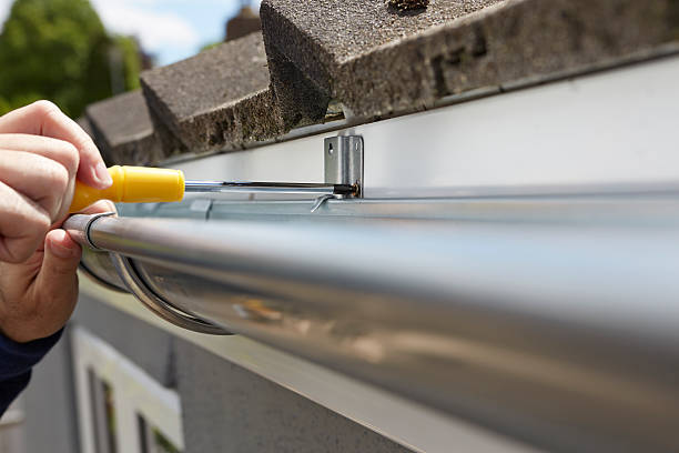 nahaufnahme von einem mann ersetzt guttering auf außenansicht des hauses - eavestrough stock-fotos und bilder