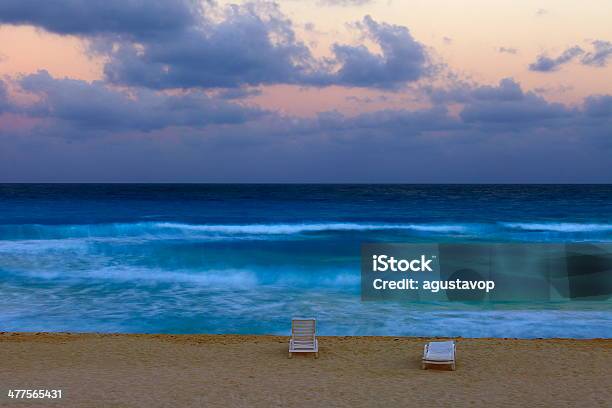 Offuscata Spiaggia E Sedia Nella Spettacolare Tramonto Caraibico - Fotografie stock e altre immagini di Acqua