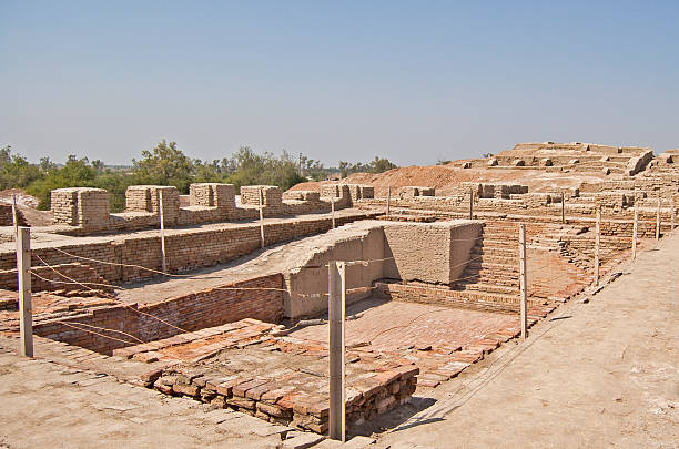 Great Bath Mohenjo-daro is an archeological site in the province of Sindh, Pakistan. Built around 2600 BCE, it was one of the largest settlements of the ancient Indus Valley Civilization, and one of the world's earliest major urban settlements, contemporaneous with the civilizations of ancient Egypt, Mesopotamia, and Crete. dravidian culture stock pictures, royalty-free photos & images