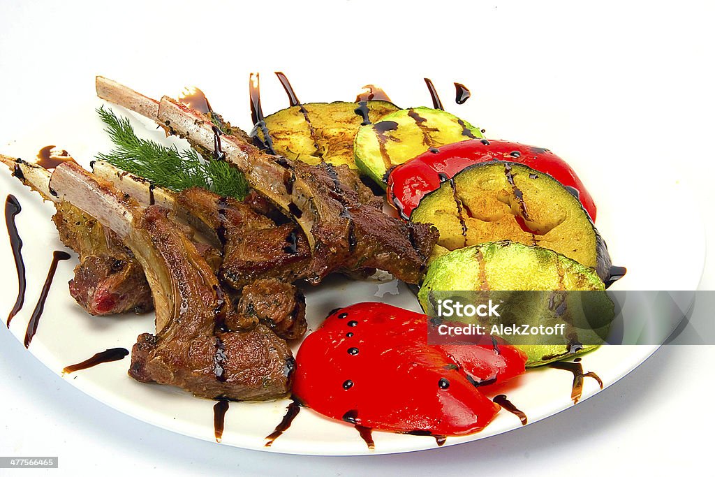 Gros plan photo de rôtis et légumes sur fond blanc - Photo de Aliment libre de droits