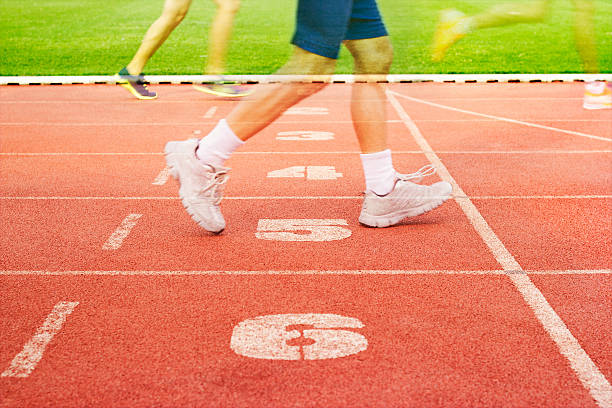 número de faixas de pista e atleta a correr, duplo exposição - starting line sprinting track and field track event imagens e fotografias de stock