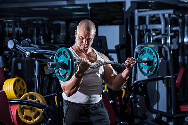 uomo facendo allenamento con bilanciere - human muscle men weights picking up foto e immagini stock