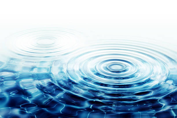 ondas de agua cristalina dos perfecto de círculos concéntricos - ripple concentric wave water fotografías e imágenes de stock